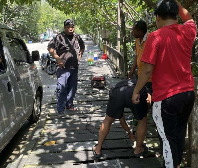 Banjir Rob Diabaikan Pemkot, Warga BK Swadaya Bangun Jalan Alternatif