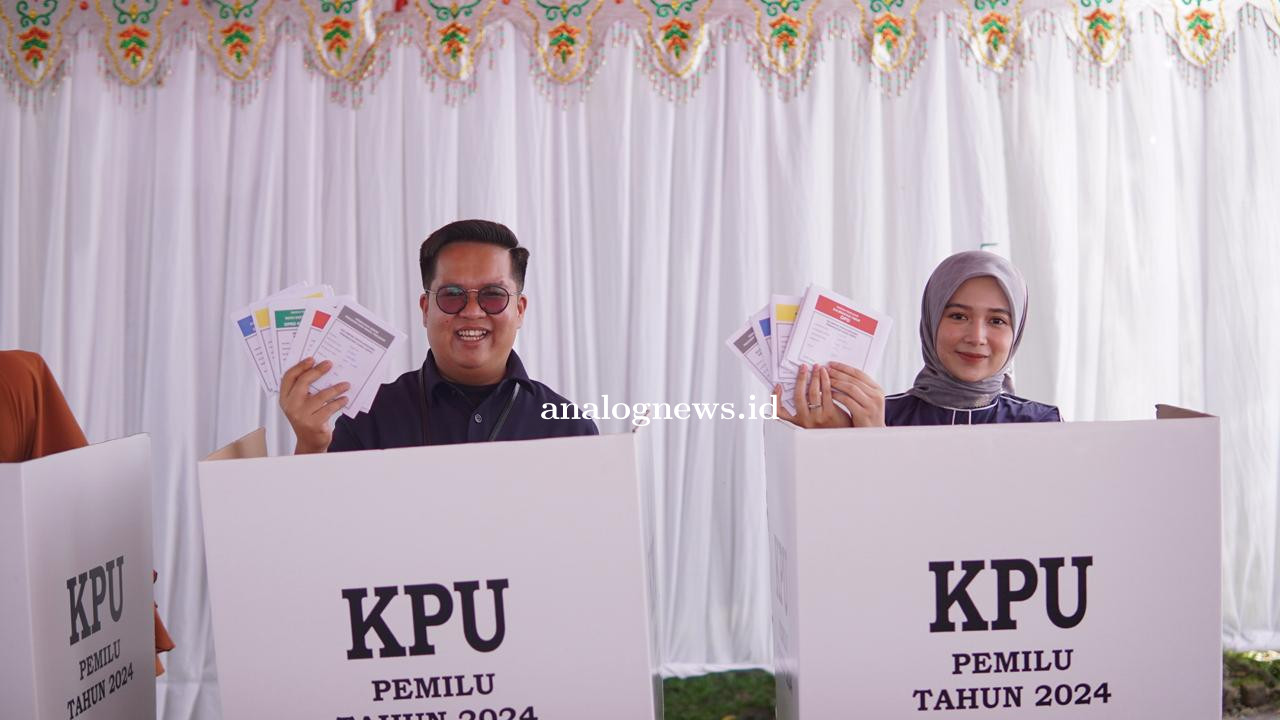 Wabup Kukar dan Istri Gunakan Hak Pilih di TPS 13 Samboja