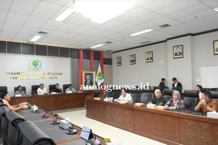 DPRD Kaltim Serahkan SK Tim Seleksi KPID 2025–2028