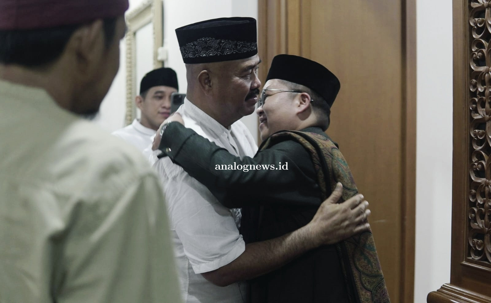 Pelukan Hangat Jadi Pembuka Silaturahmi Rendi Solihin ke Kediaman Edi Damansyah