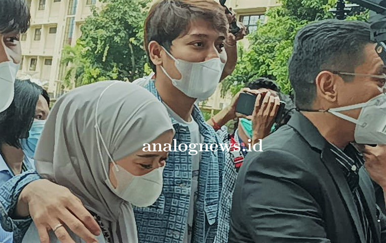 Rizky Billar dan Lesty Kejora Datangi Bareskrim Polri dengan Membawa Koper Berisi Uang